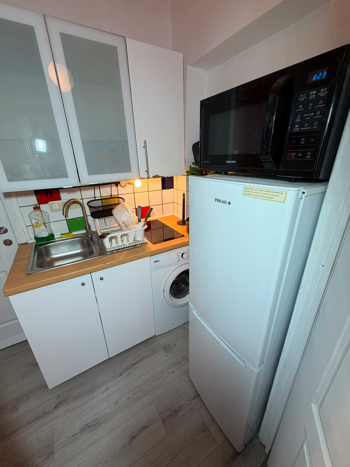 Cuisine équipée avec réfrigérateur et micro-ondes