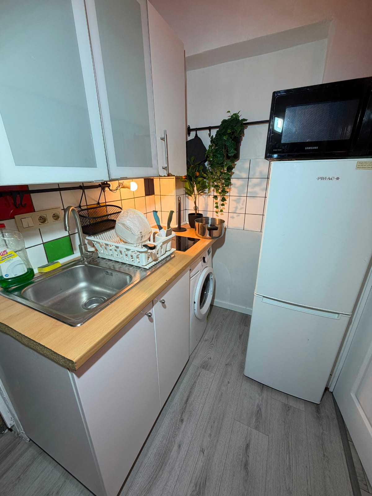 Kitchenette compacte et équipée du logement