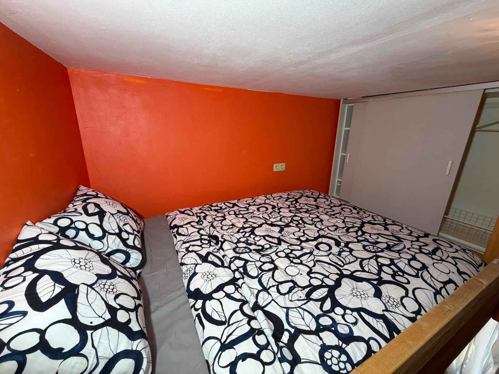 Espace nuit avec deux lits et couvertures graphiques