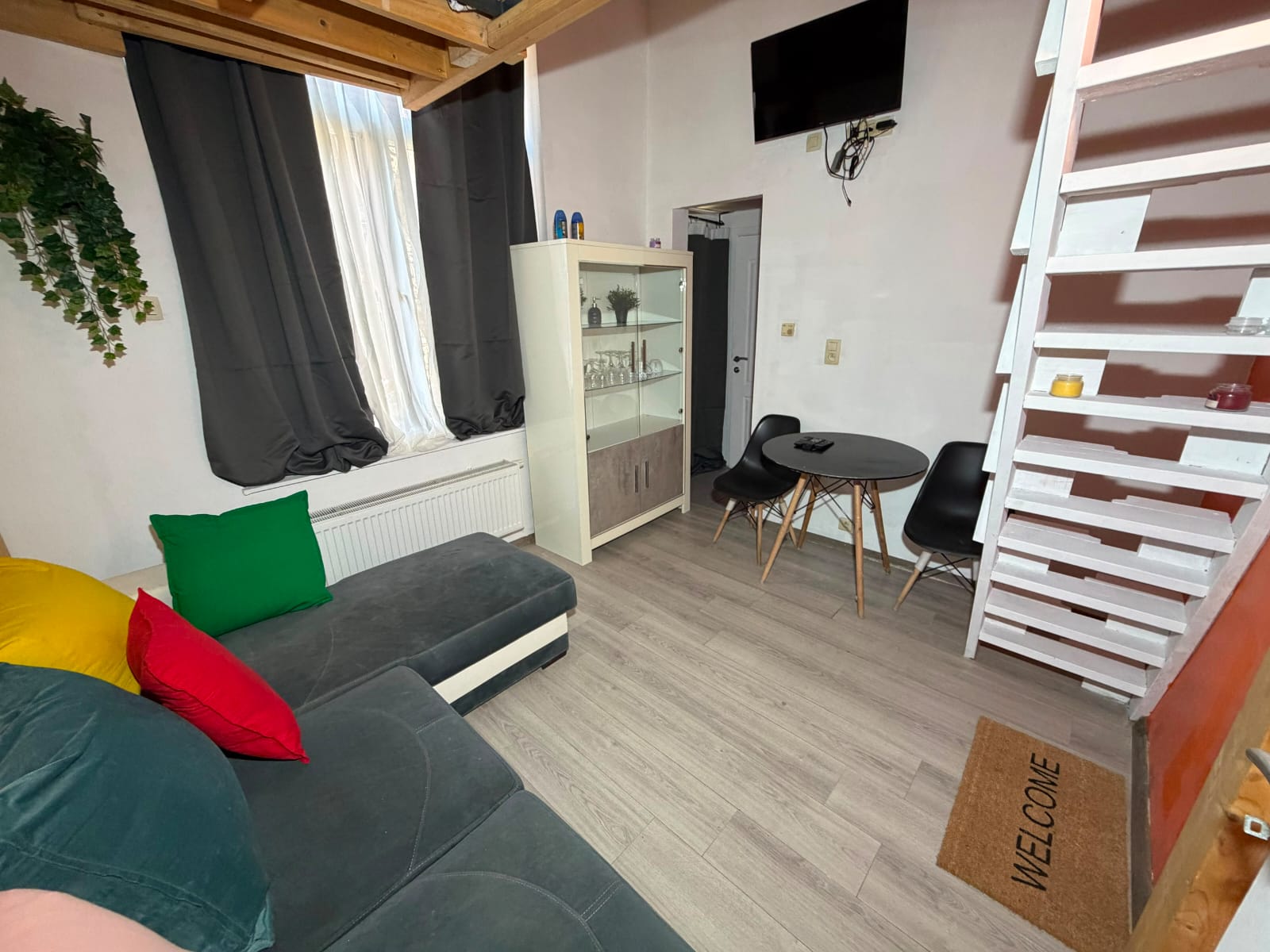Séjour lumineux avec canapé, rangement et coin repas