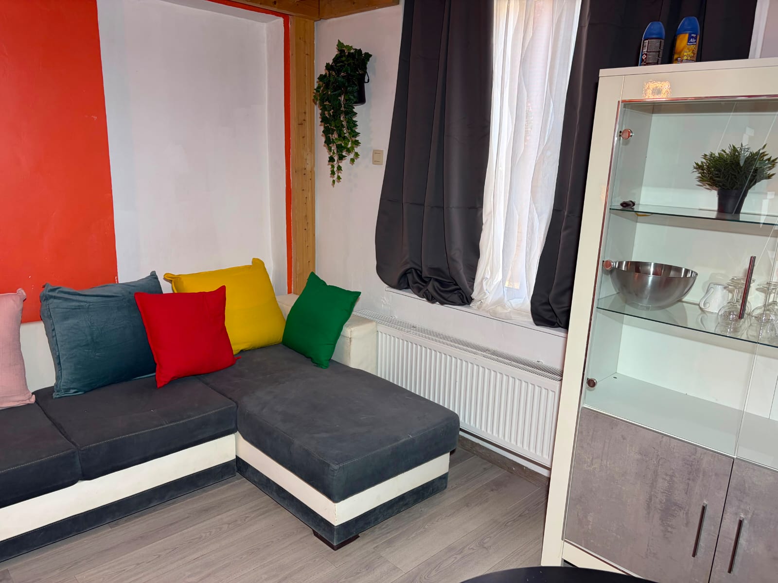 Canapé d’angle avec coussins colorés dans le salon