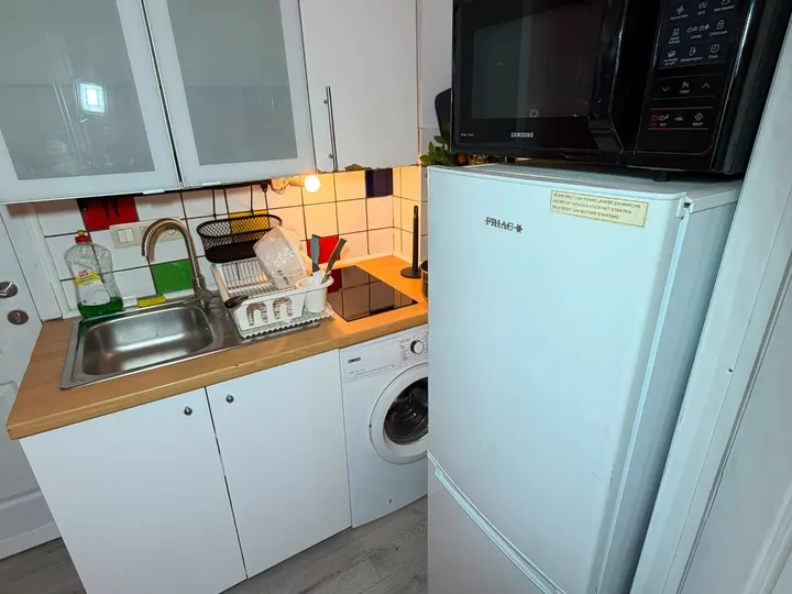 Cuisine équipée avec réfrigérateur et micro-ondes