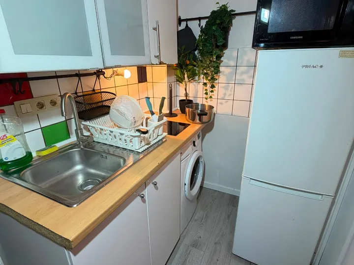 Kitchenette compacte et équipée du logement