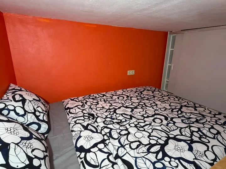 Espace nuit avec deux lits et couvertures graphiques