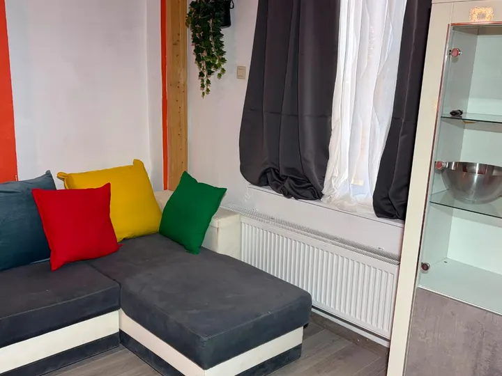 Canapé d’angle avec coussins colorés dans le salon